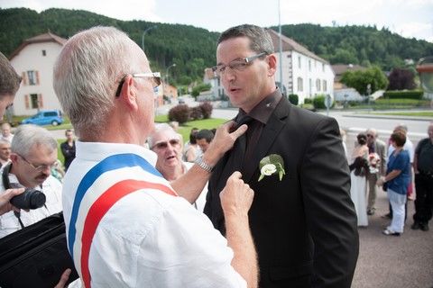 Le maire ajuste la cravate du marié