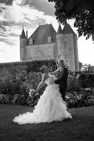 Portaits des mariés devant le château