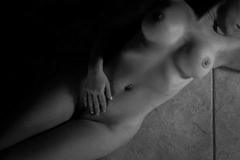 Femme nue allongée sur le dos