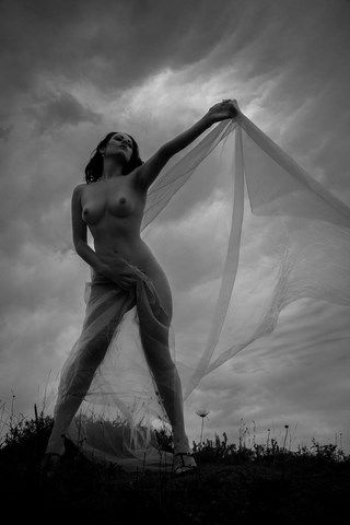 Femme avec un fin voile dans le vent