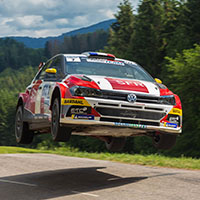 Wagner en polo rally 2 décolle sur une bosse