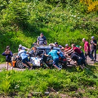 spectateurs poussant une voiture