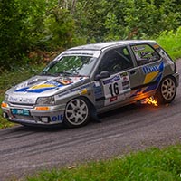 Clio crachant des flammes