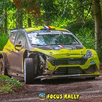 Pablo Sarrazin avec une Ford fiesta abimée